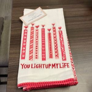 Cupcakes and Cashmere Valentines Towels NWT